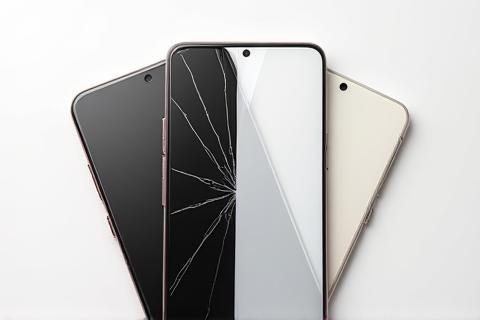ひび割れたスマートフォン画面と新しいパネル